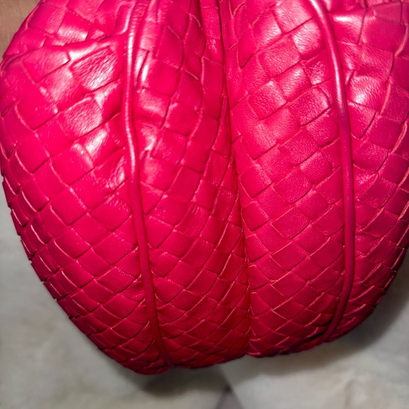 Bottega Veneta drawstring, Ruby, fuchsia Crossbody - Picture 9 of 14